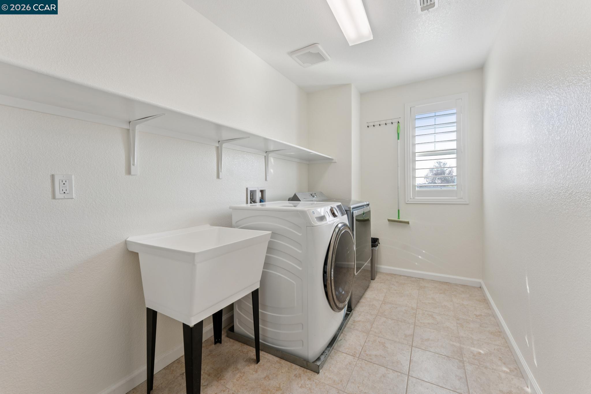 1226 Sierra Trail Road Oakley, CA 94561 - Photo 44 of 60 a utility room with washer and dryer