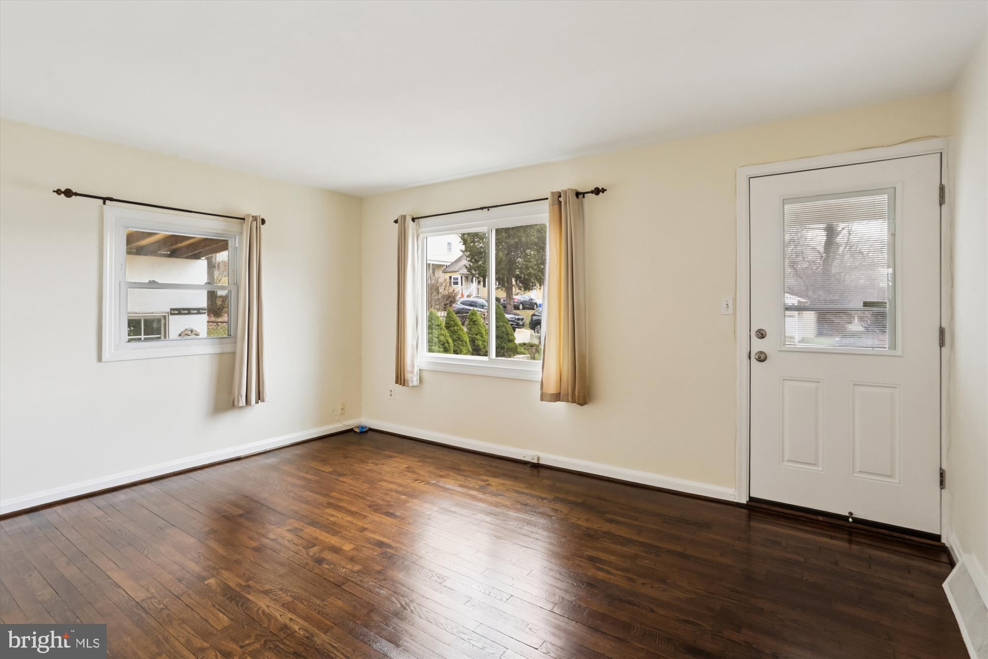 12317 Middle Road Silver Spring, MD 20906 - Photo 9 of 32 Living Room