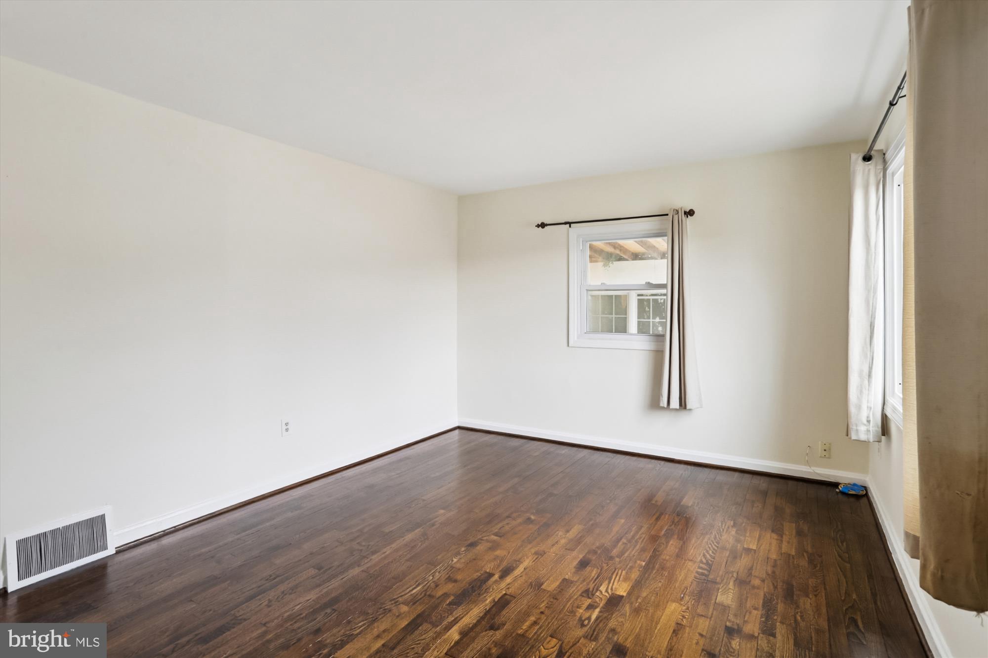 12317 Middle Road Silver Spring, MD 20906 - Photo 10 of 32 Living Room