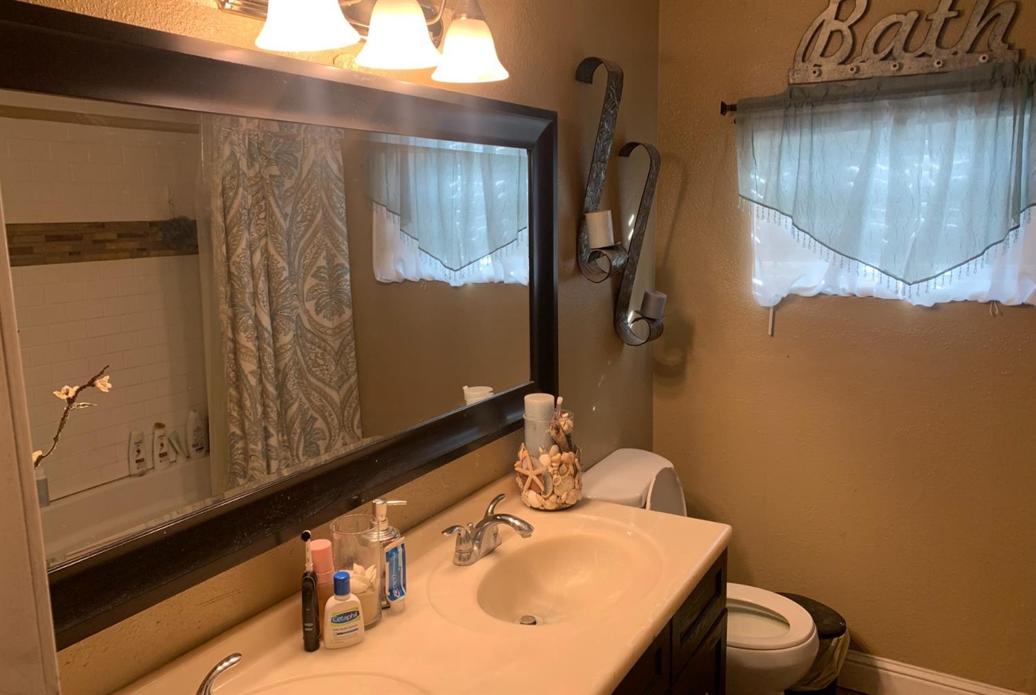 27377 Saunders Road Madera, CA 93637 - Photo 10 of 20 Hallway bathroom