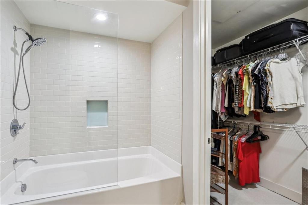 4561 Olde Perimeter Way, Unit 2609 Atlanta, GA 30346 - Photo 18 of 45 a bathroom with a bathtub