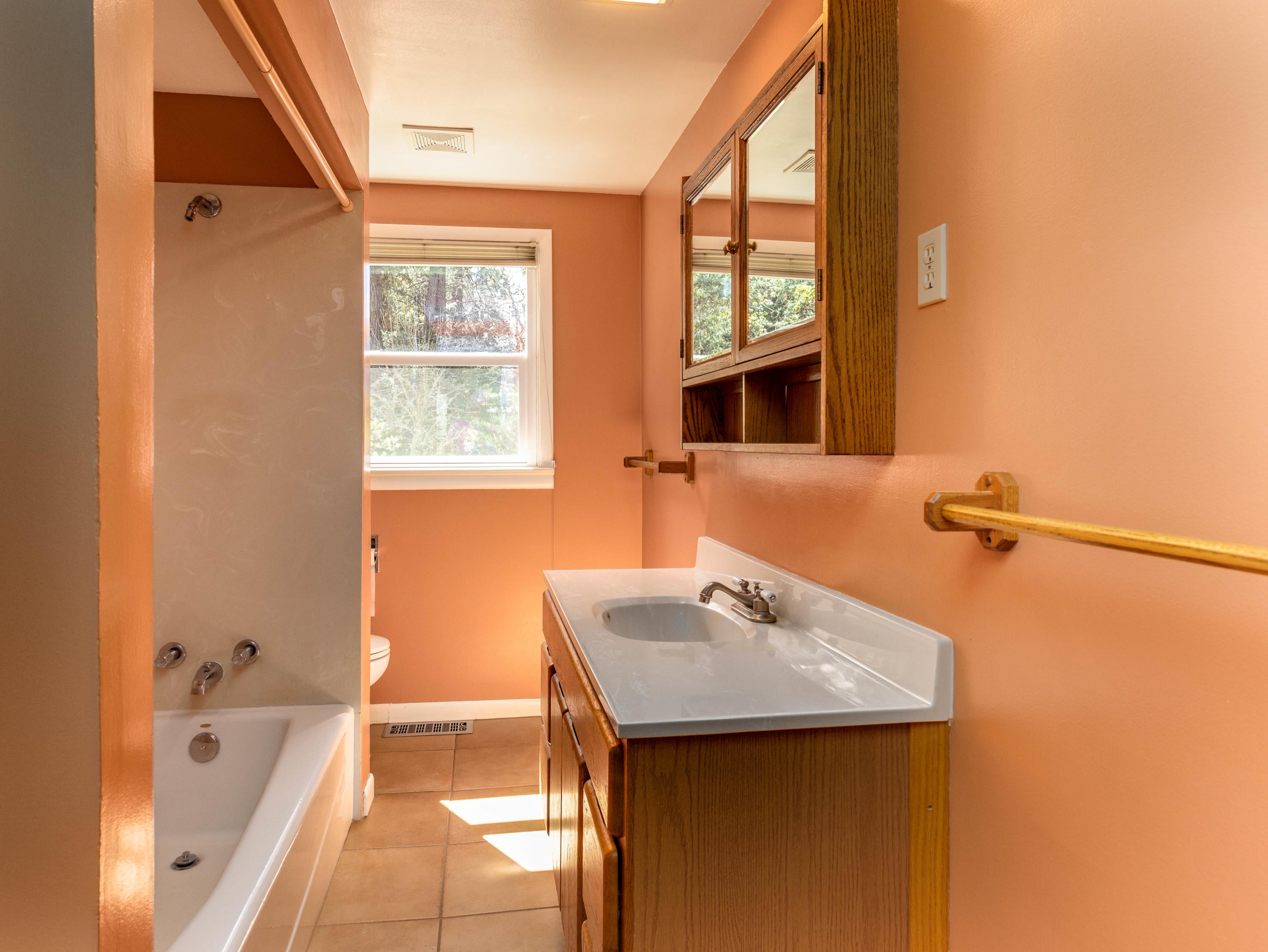 7085 Rapp Lane Talent, OR 97540 - Photo 11 of 30 Bath