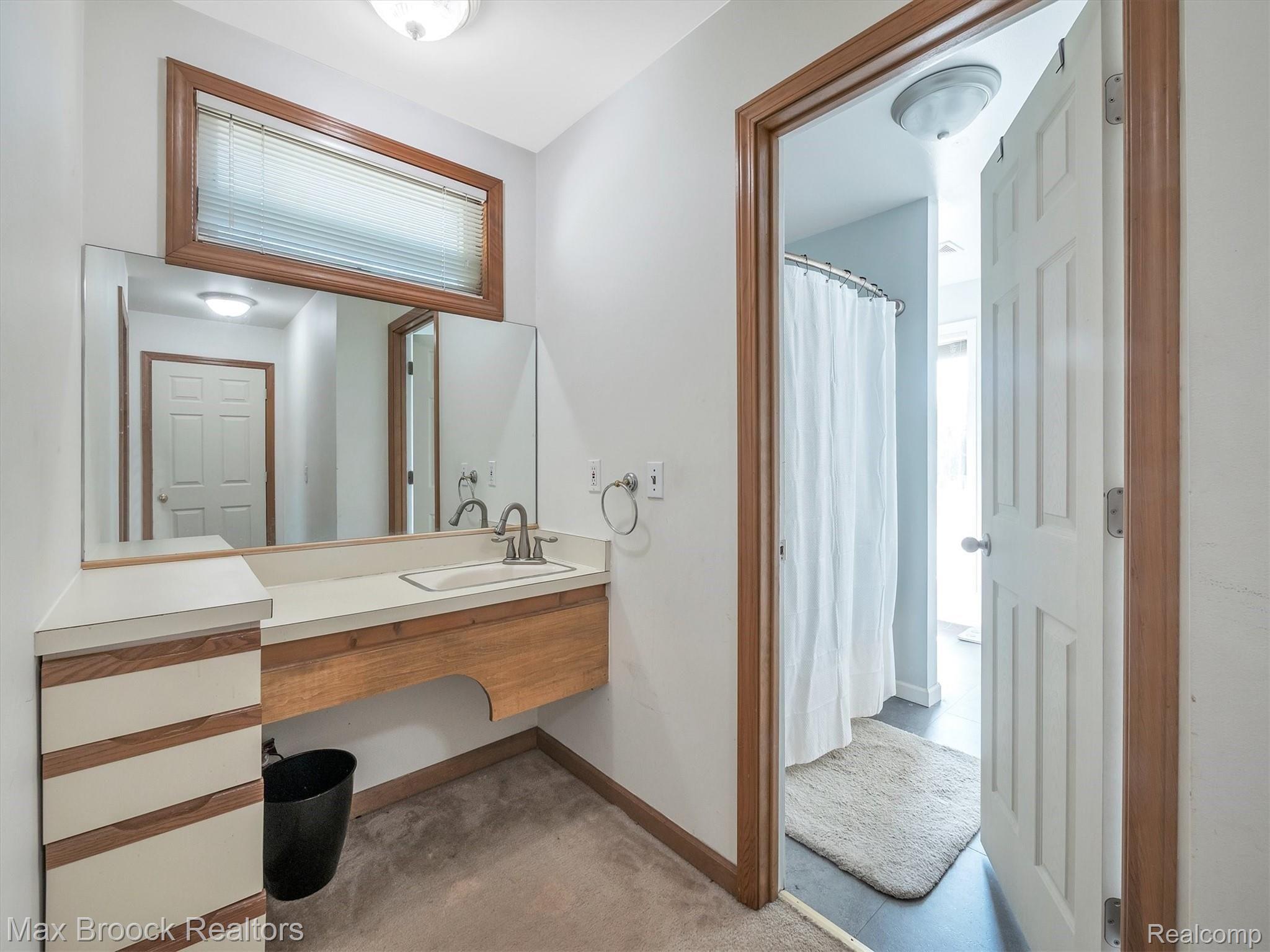 462 South Boulevard West Rochester, MI 48307 - Photo 24 of 44 Vanity area outside primary bathroom.