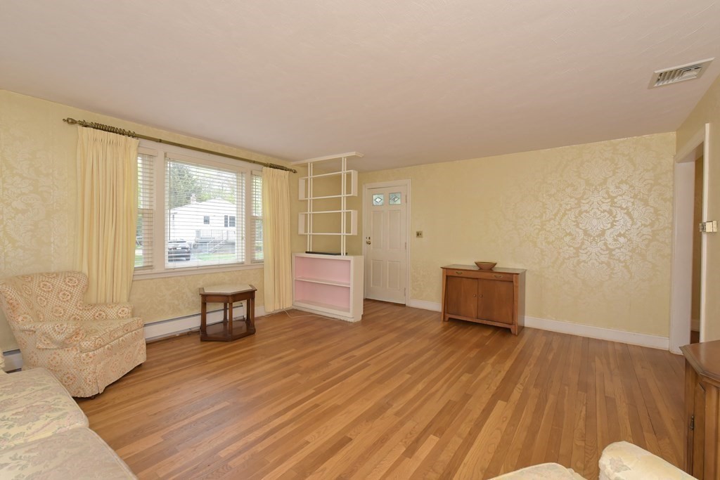 29 Thelma Road Framingham, MA 01702 - Photo 4 of 32 Gallery Image 4
