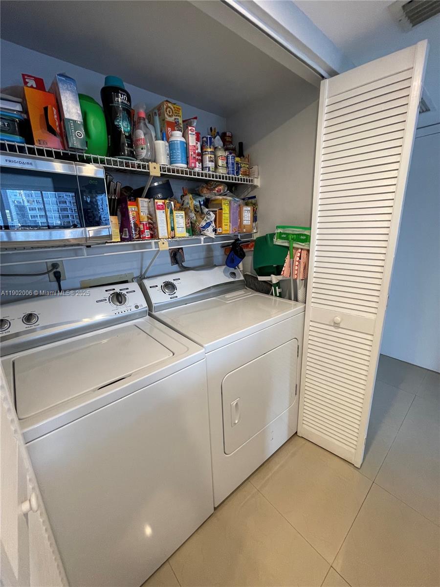 540 Brickell Key Drive, Unit 711 Miami, FL 33131 - Photo 28 of 37 a utility room with dryer and washer