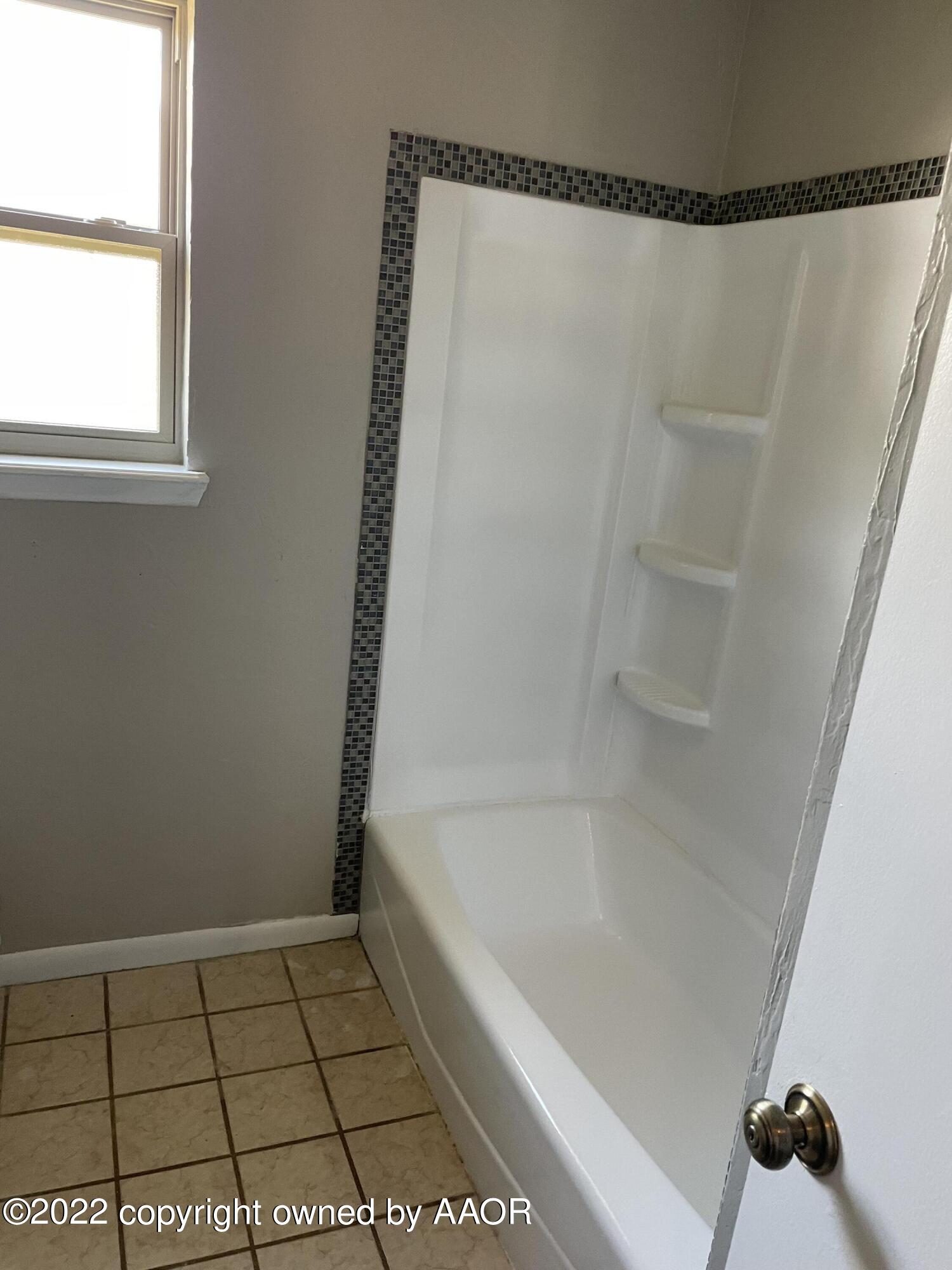 8401 Lamount Drive Amarillo, TX 79110 - Photo 8 of 20 Hall Bathroom