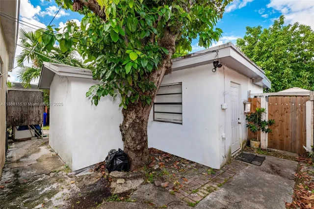 a view of entryway with backyard
