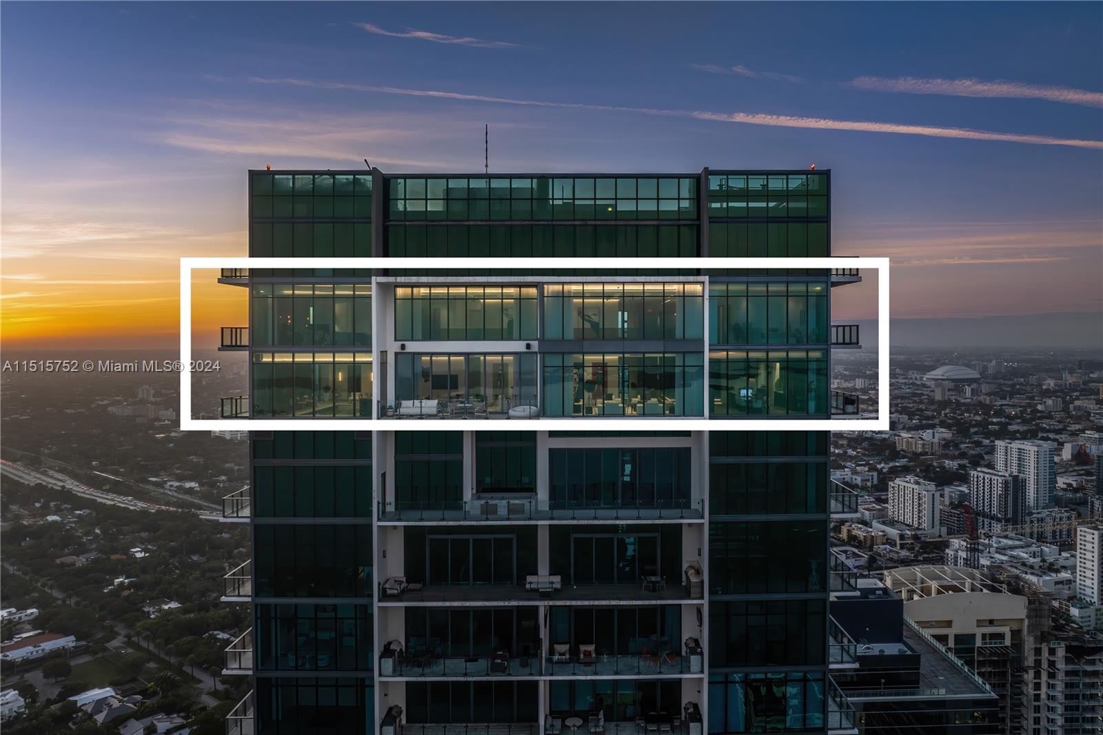 1451 Brickell Avenue, Unit PH56 Miami, FL 33131 - Photo 50 of 54 a view of a balcony