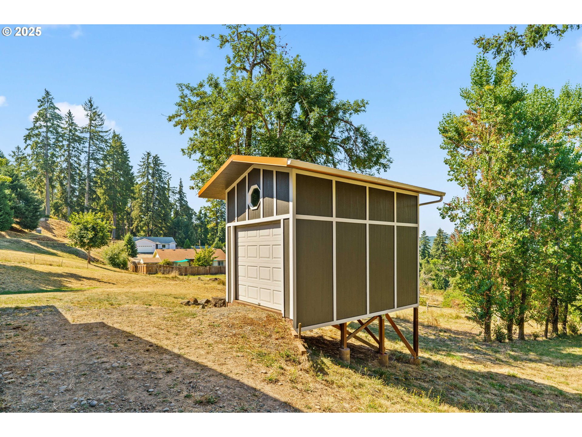2187 East Madison Avenue Cottage Grove, OR 97424 - Photo 26 of 41 a backyard of a house with table and chairs
