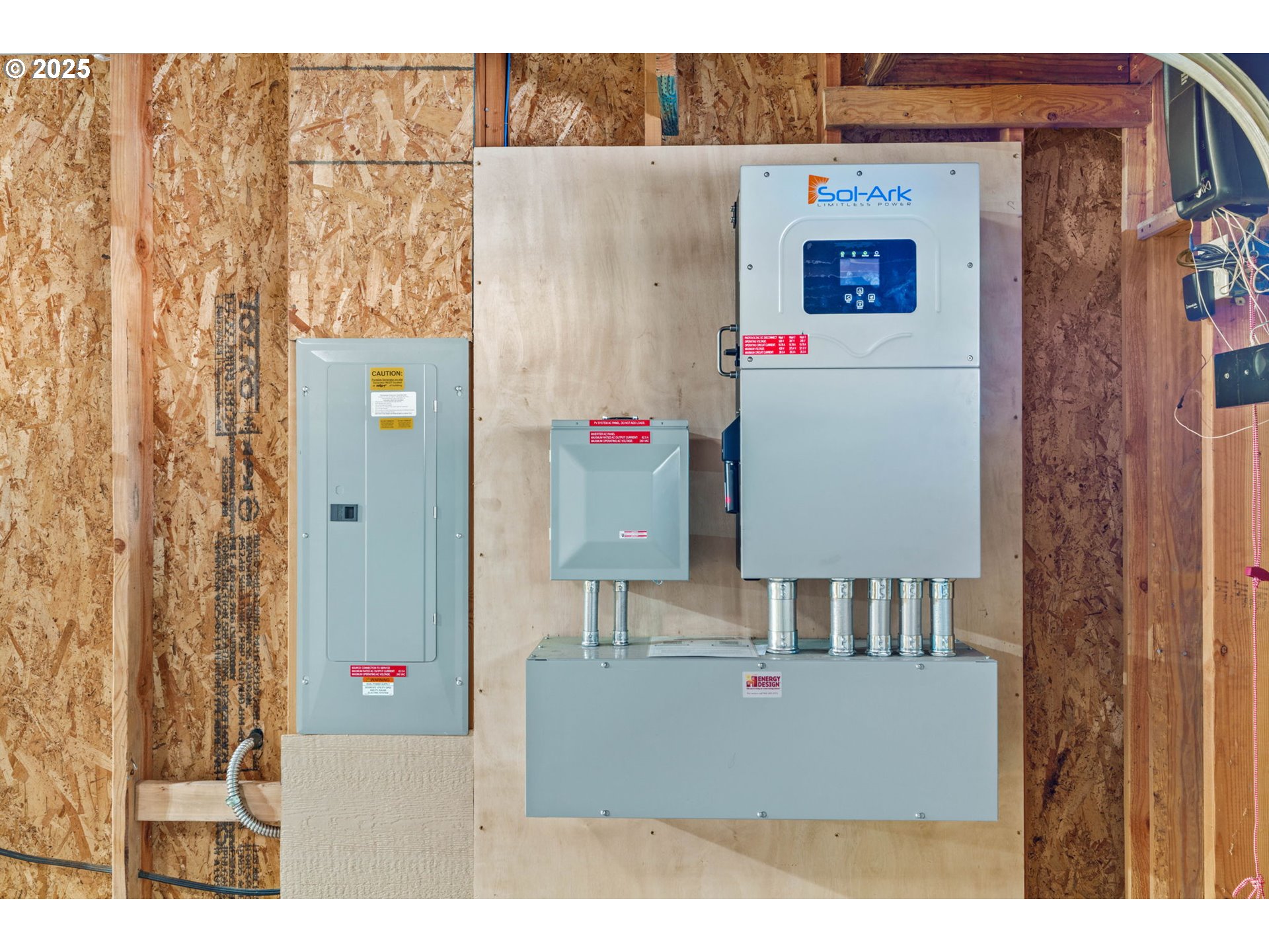 2187 East Madison Avenue Cottage Grove, OR 97424 - Photo 32 of 41 a living room with a couch and a dresser