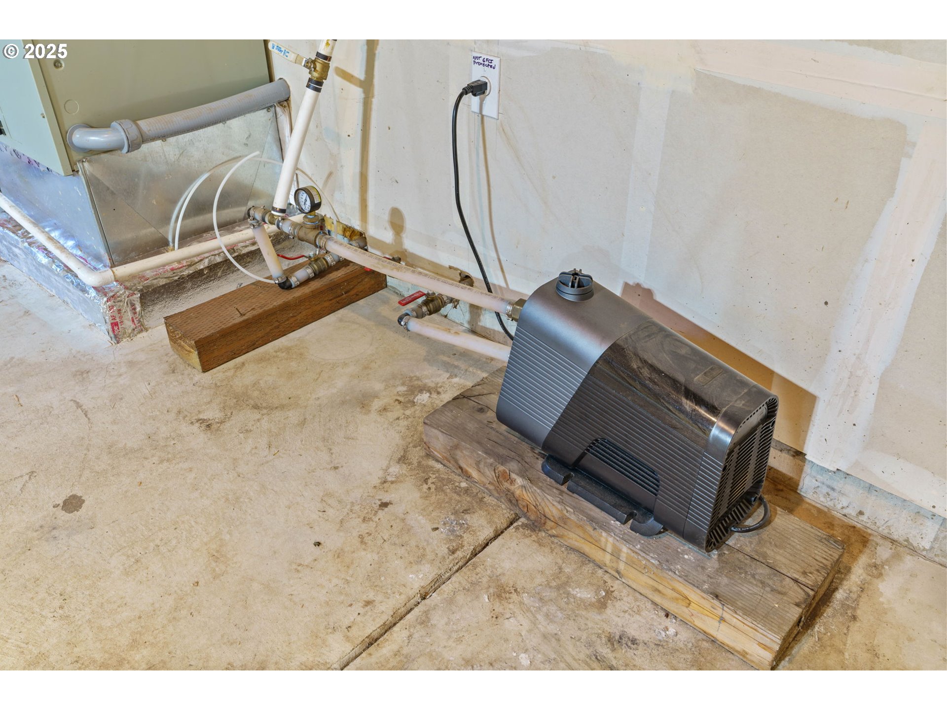 2187 East Madison Avenue Cottage Grove, OR 97424 - Photo 34 of 41 a living room with a couch