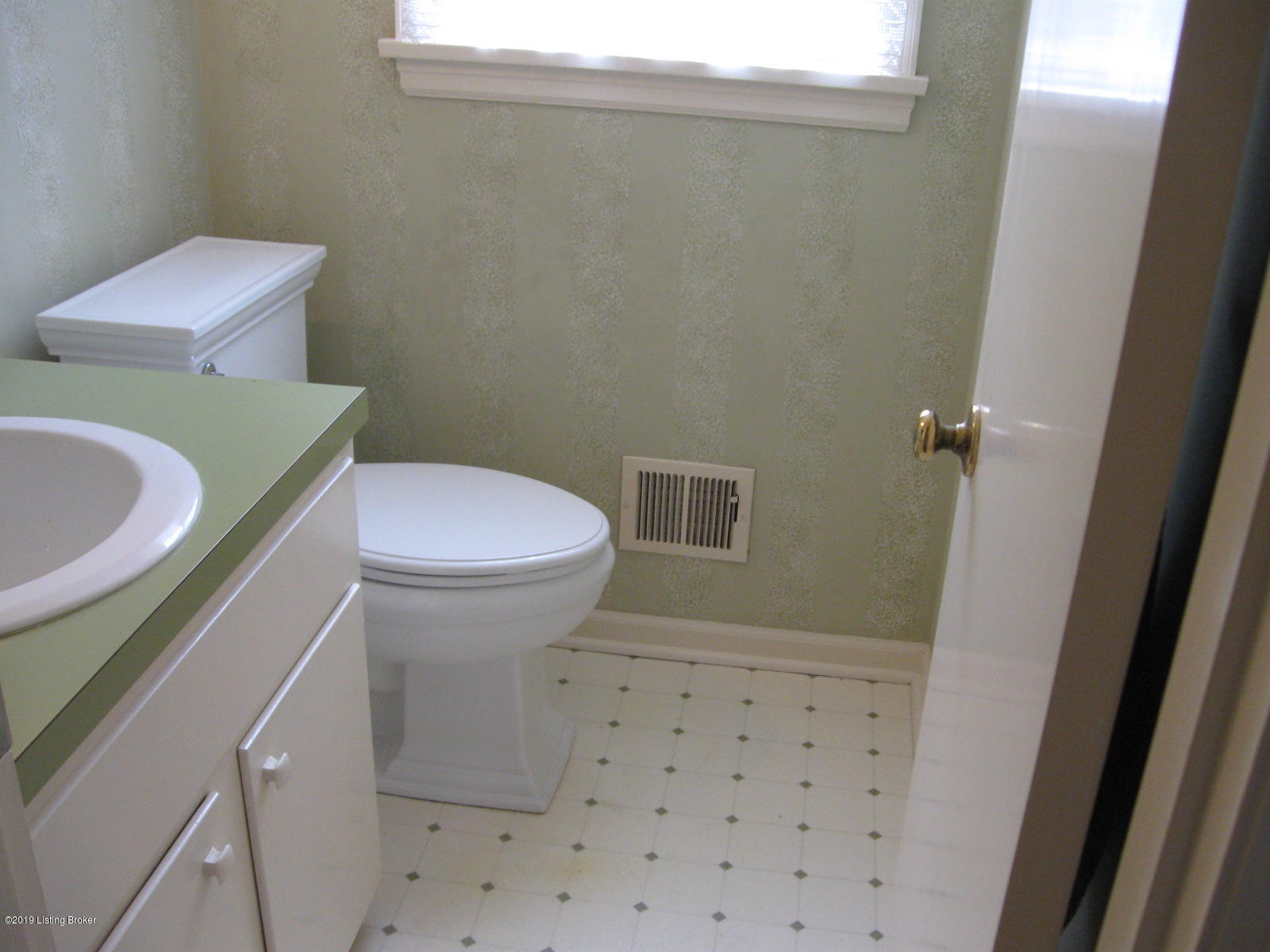 9004 Cardiff Road Louisville, KY 40242 - Photo 8 of 12 .5 Bath