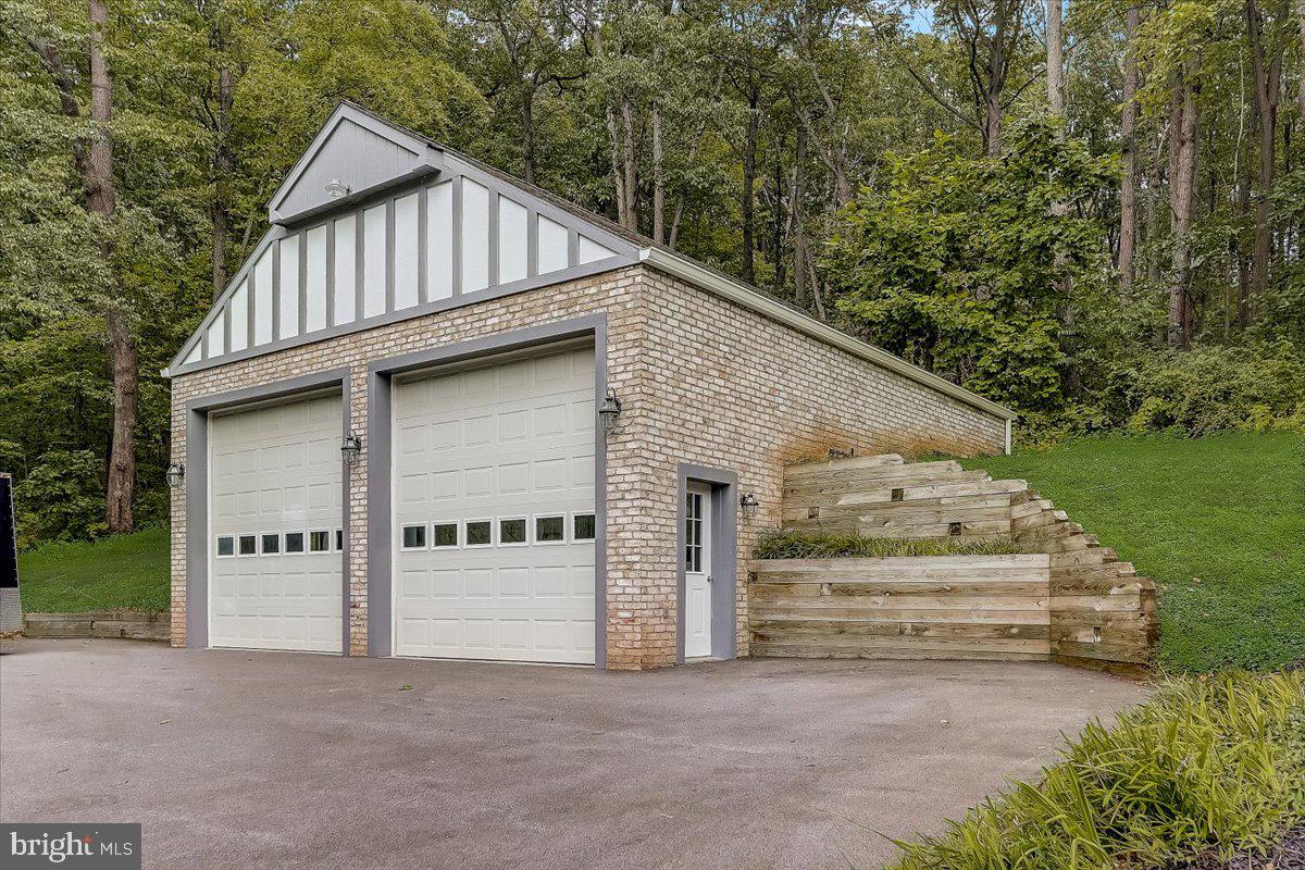 Detached 2-Car Garage