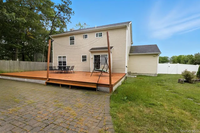 a view of a house with backyard and pool