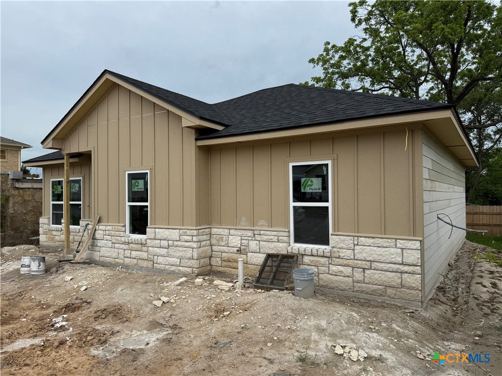 606 Bridge Street Gatesville, TX 76528 - Photo 2 of 14 a backyard of a house with seating space