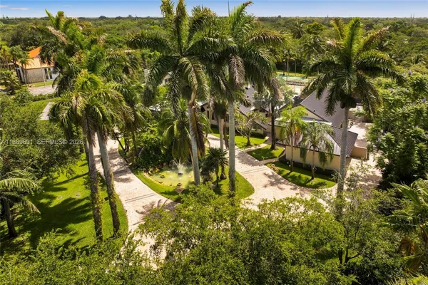 $7,390,000 | 14200 Southwest 70th Avenue, Palmetto Bay, FL 33158