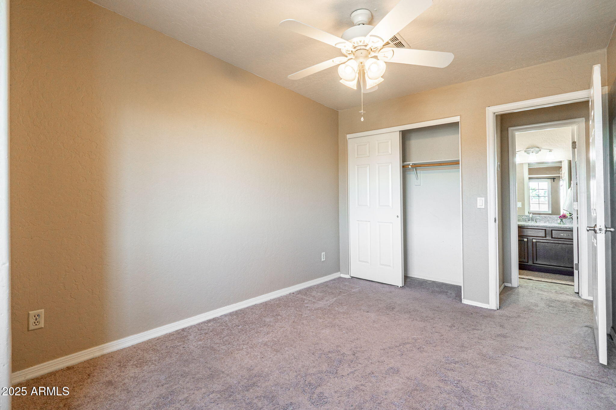 15601 South 37th Way Phoenix, AZ 85048 - Photo 29 of 38 an empty room with a ceiling fan and a rug