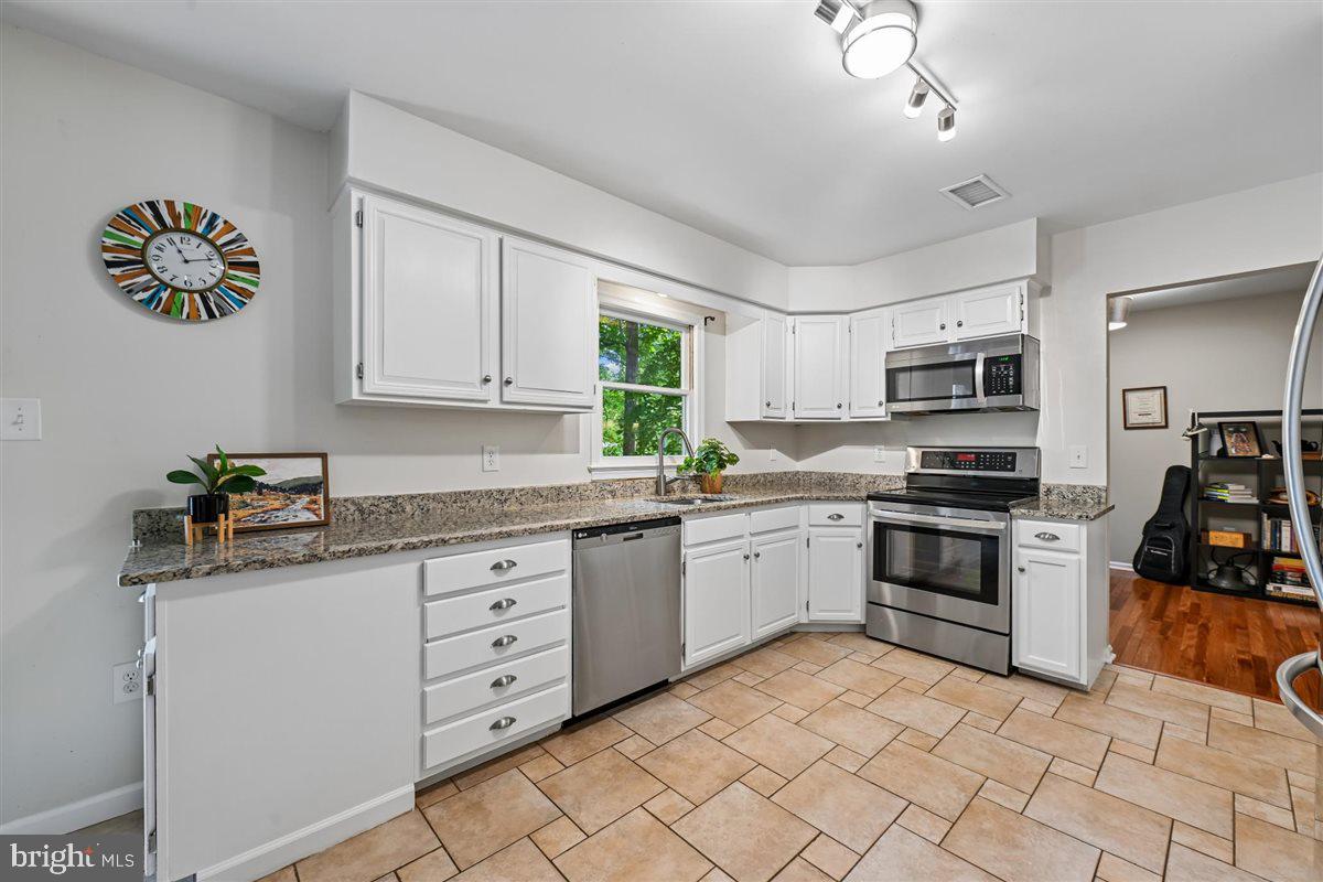 15723 Brandywine Road Dumfries, VA 22025 - Photo 12 of 39 granite and stainless steel!