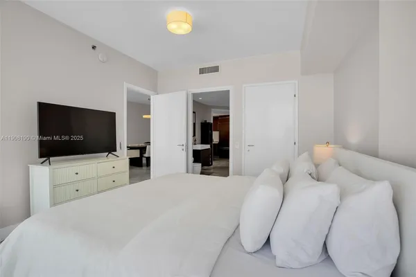 $17,000 | 450 Alton Road, Unit 2110, Miami Beach, FL 33139