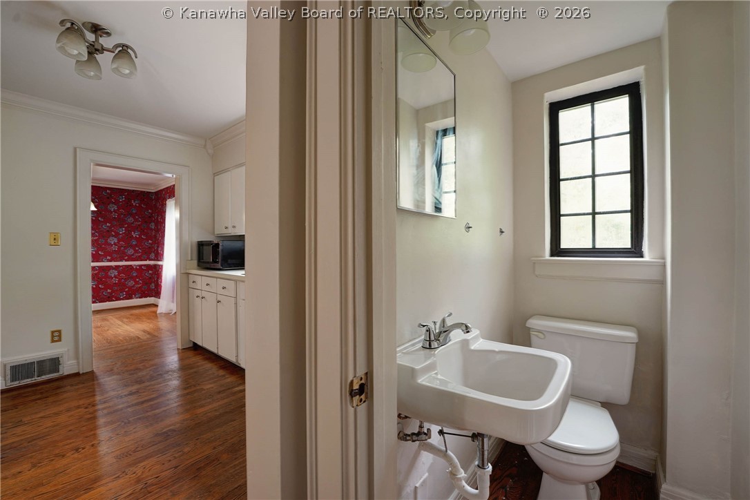 707 Laurel Road Charleston, WV 25314 - Photo 10 of 30 1/2 bath main floor by kitchen.