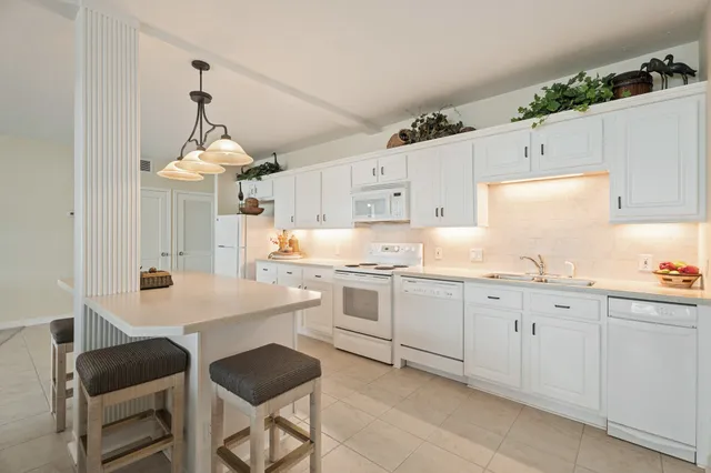 $995,000 | 1401 East Beach Drive, Unit 511/512, Galveston, TX 77550