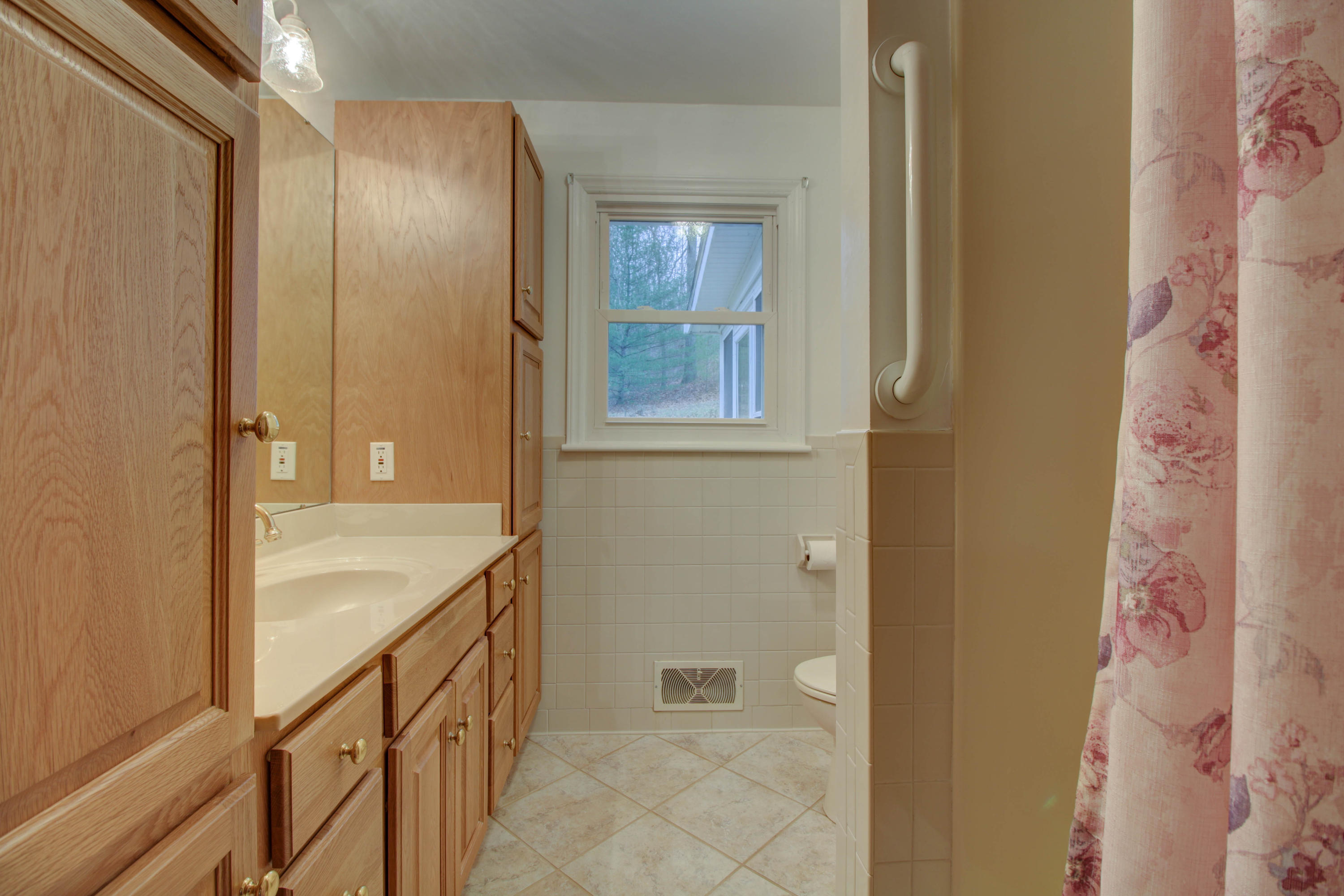 5562 Bradshaw Road Salem, VA 24153 - Photo 19 of 35 Bath