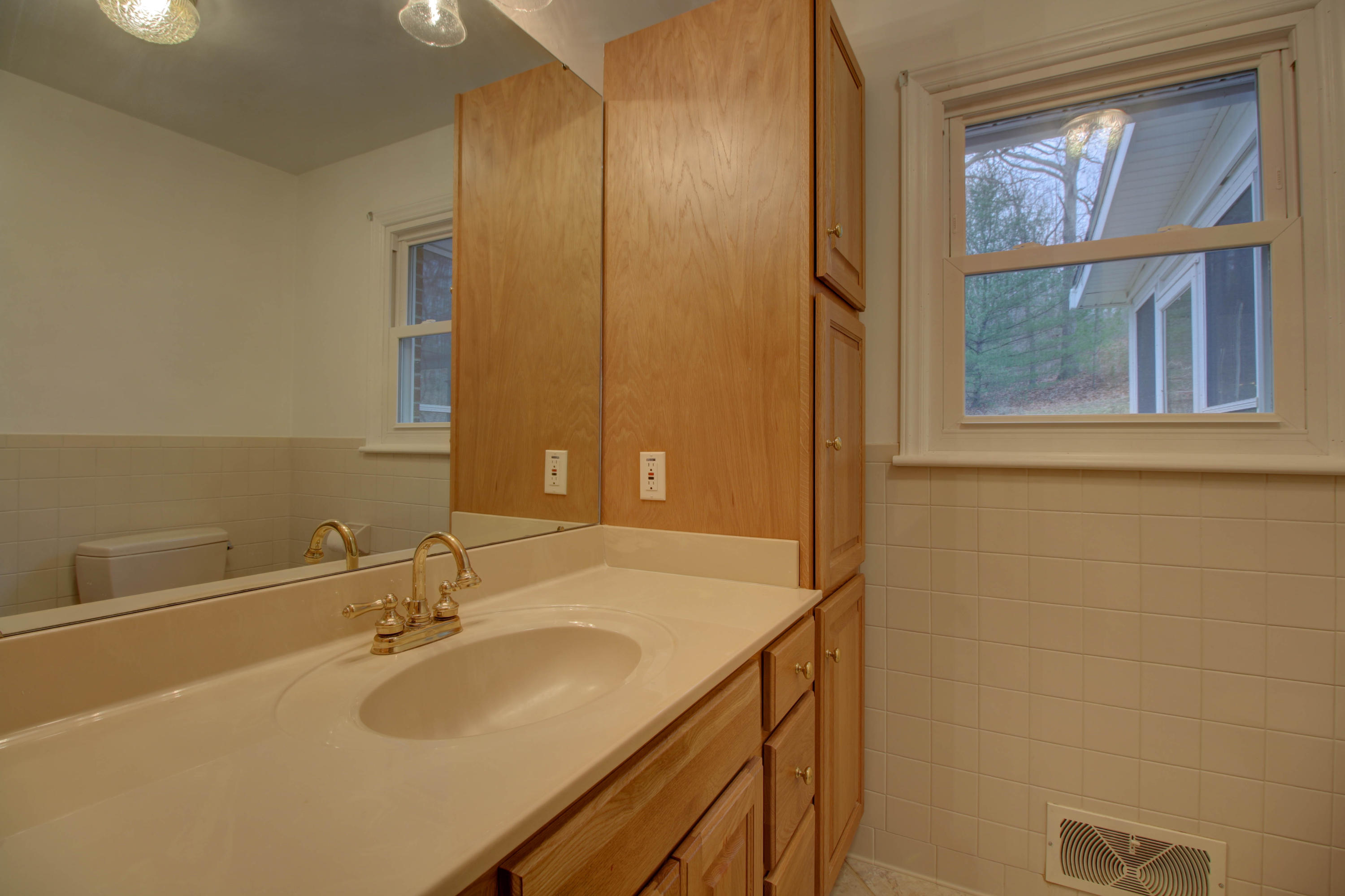 5562 Bradshaw Road Salem, VA 24153 - Photo 20 of 35 Bath