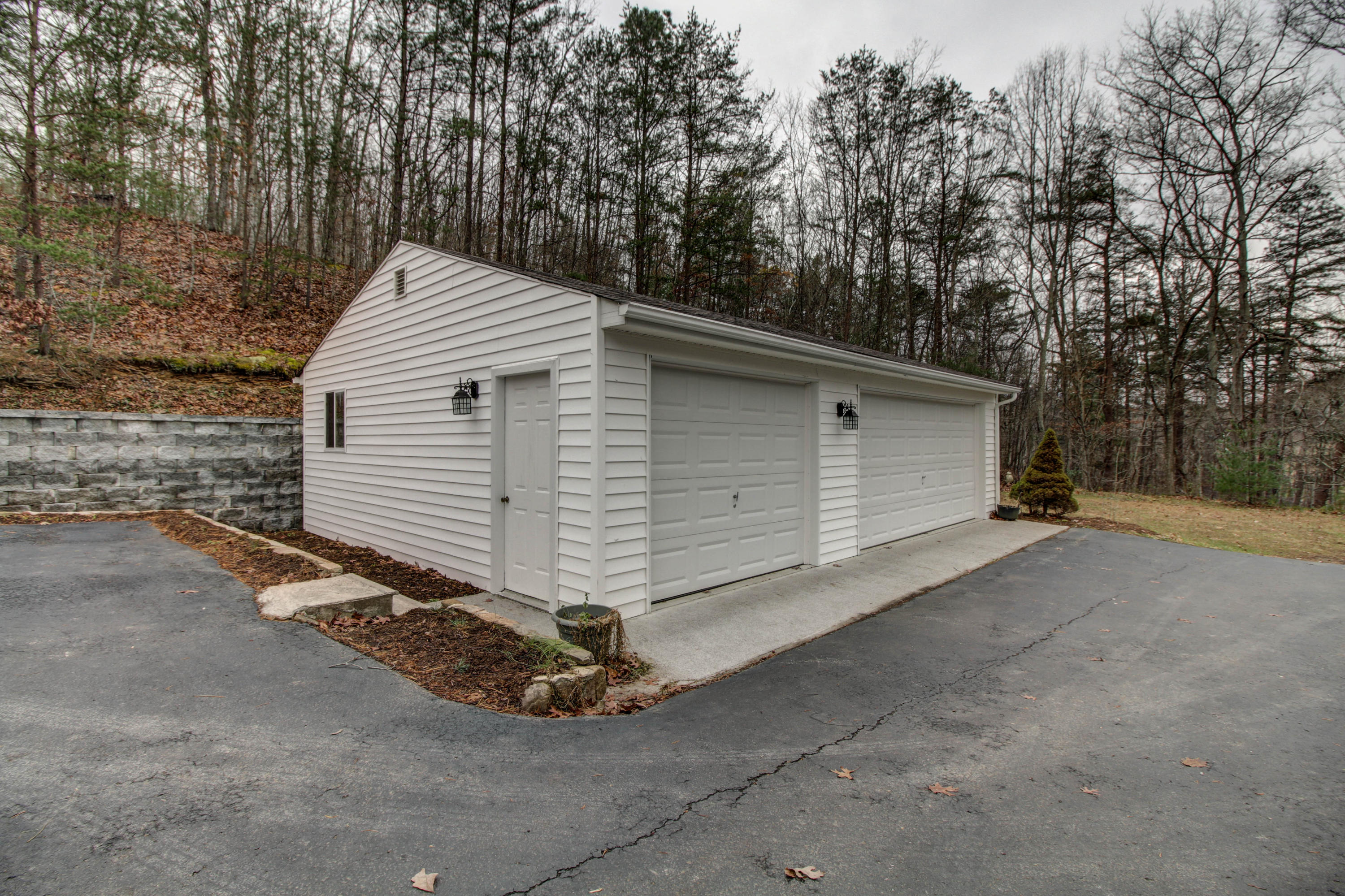 5562 Bradshaw Road Salem, VA 24153 - Photo 3 of 35 Garage