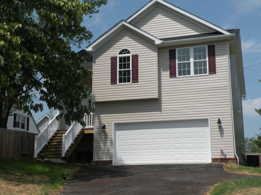 5537 Cove Road Roanoke, VA 24019 - Photo 1 of 28 a view of outdoor space yard and front view of a house