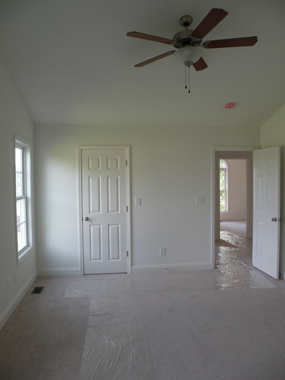 5537 Cove Road Roanoke, VA 24019 - Photo 14 of 28 an empty room with windows and fan