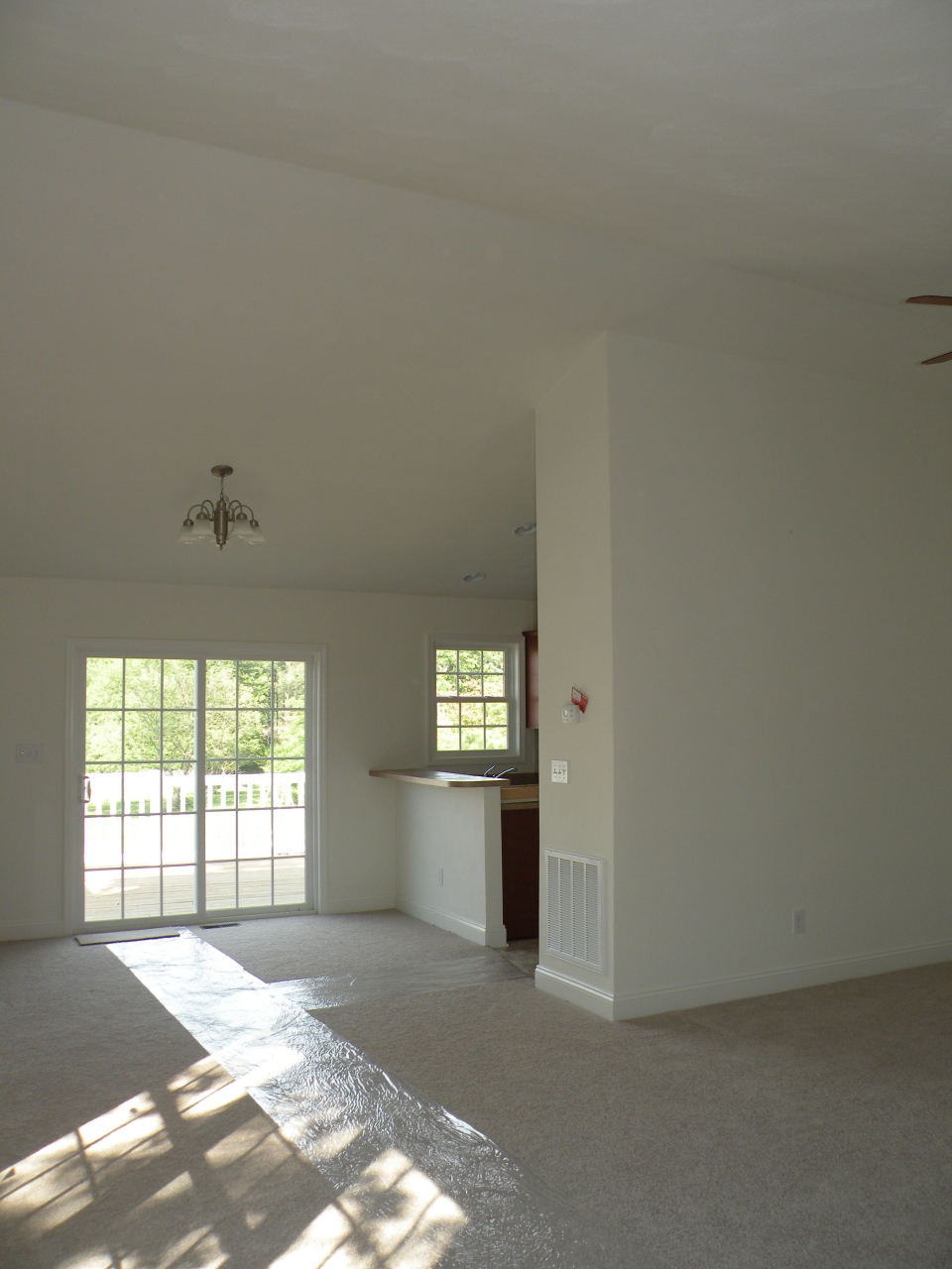 5537 Cove Road Roanoke, VA 24019 - Photo 19 of 28 an empty room with windows