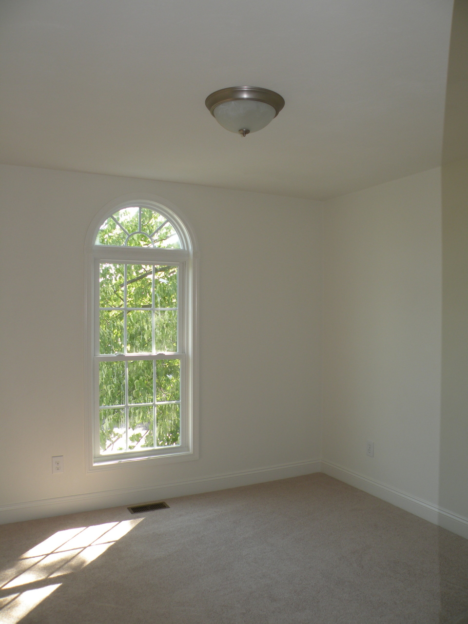 5537 Cove Road Roanoke, VA 24019 - Photo 20 of 28 an empty room with a window