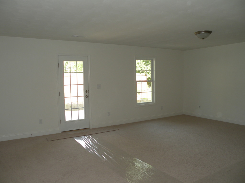 5537 Cove Road Roanoke, VA 24019 - Photo 22 of 28 an empty room with windows