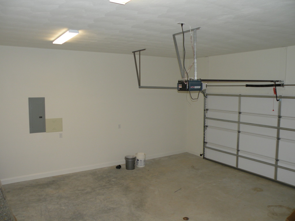 5537 Cove Road Roanoke, VA 24019 - Photo 26 of 28 an empty room with a ceiling fan