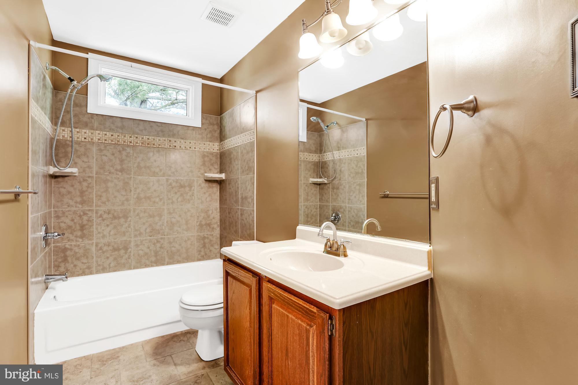 5 Valley View Way Newtown, PA 18940 - Photo 27 of 35 Hall Bath