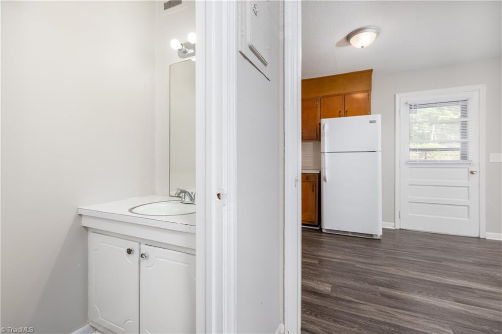 323 Old Vineyard Road Winston-Salem, NC 27104 - Photo 9 of 27