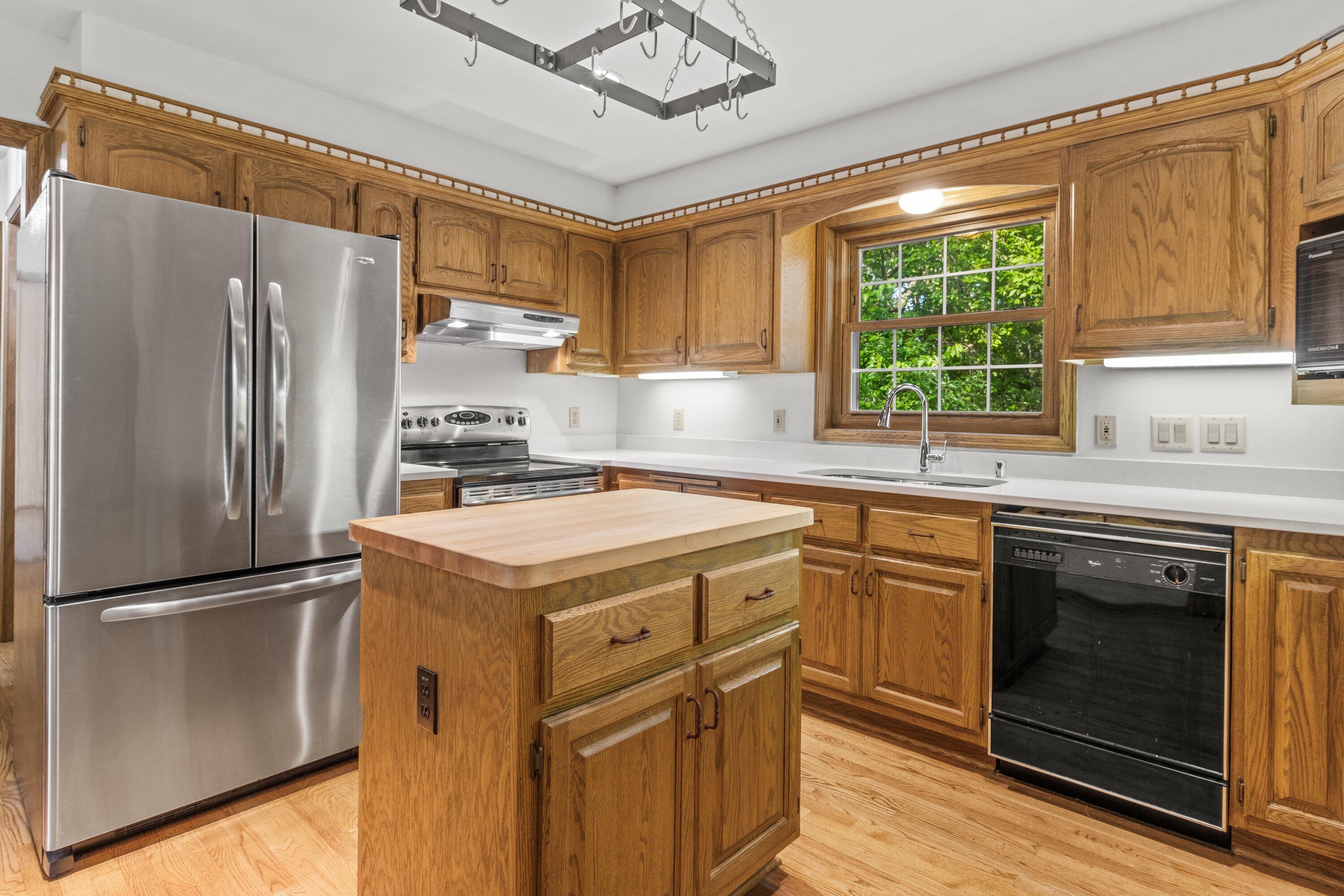 W278N2760 Rocky Point Road Pewaukee, WI 53072 - Photo 5 of 67 Kithen
