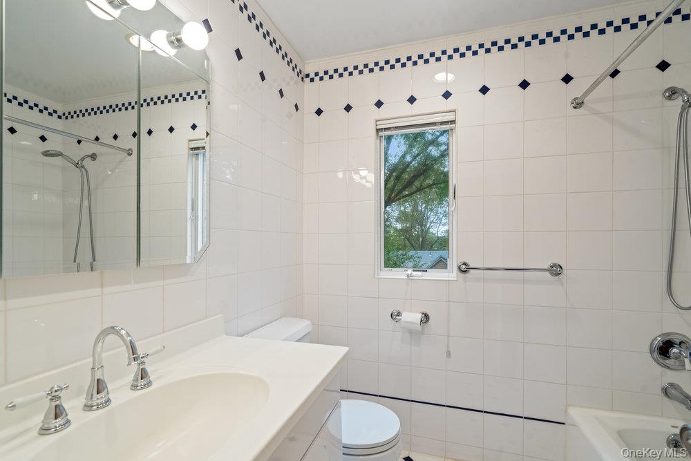 12 Chester Drive Great Neck, NY 11021 - Photo 18 of 30