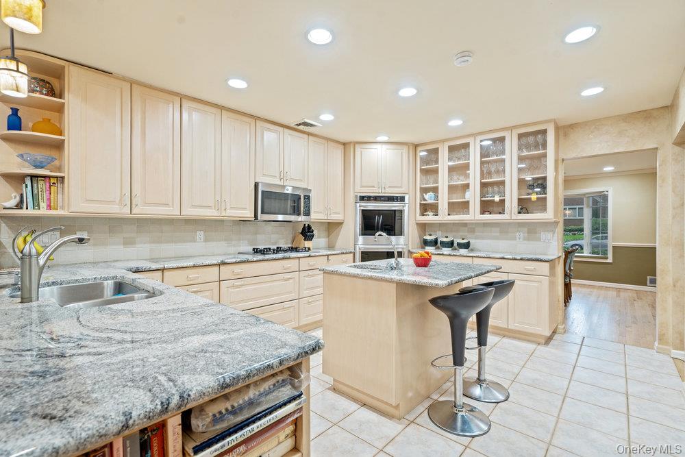 12 Chester Drive Great Neck, NY 11021 - Photo 7 of 30