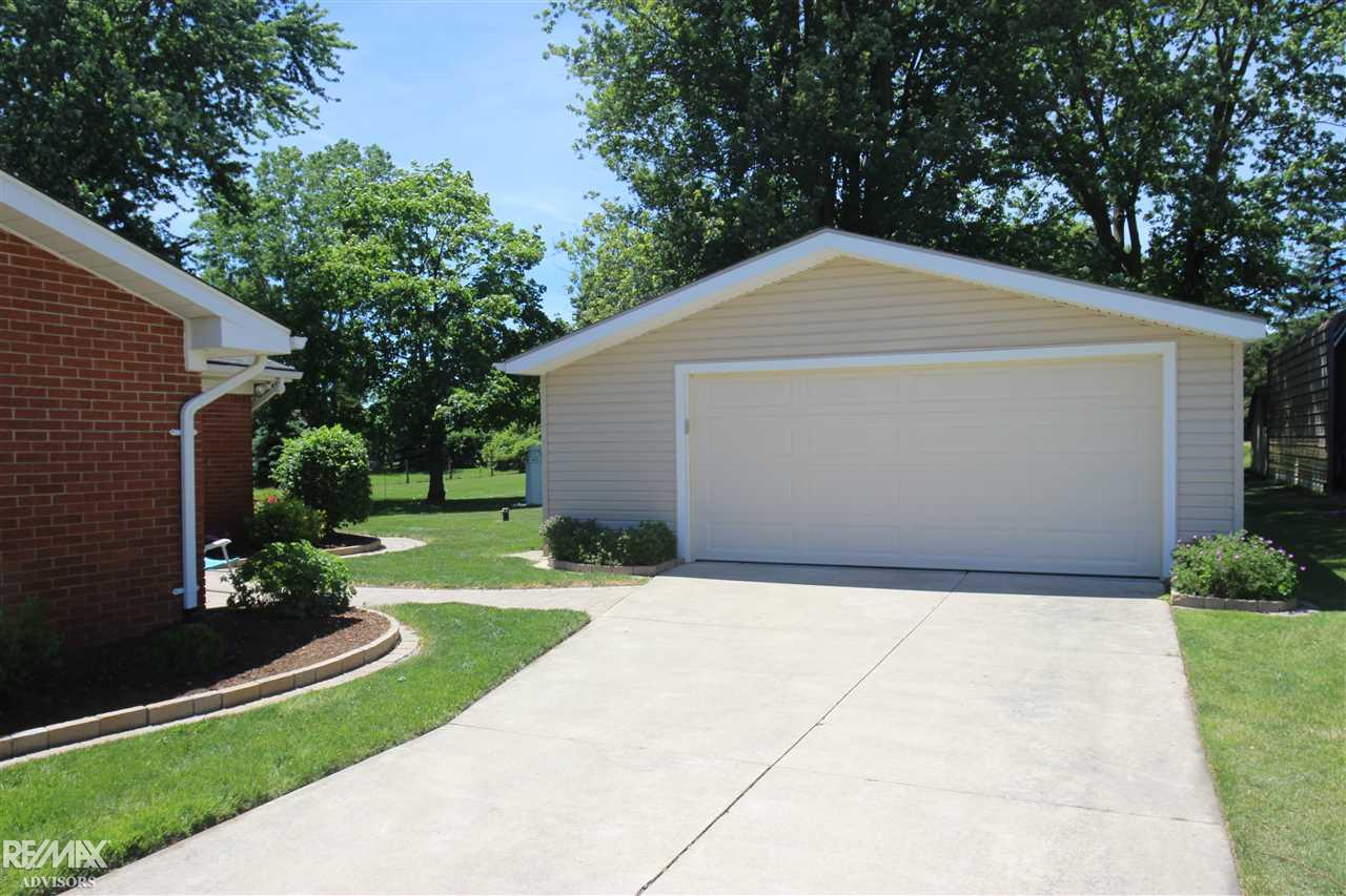 56205 Omo Road Macomb, MI 48042 - Photo 6 of 60 Additional Garage
