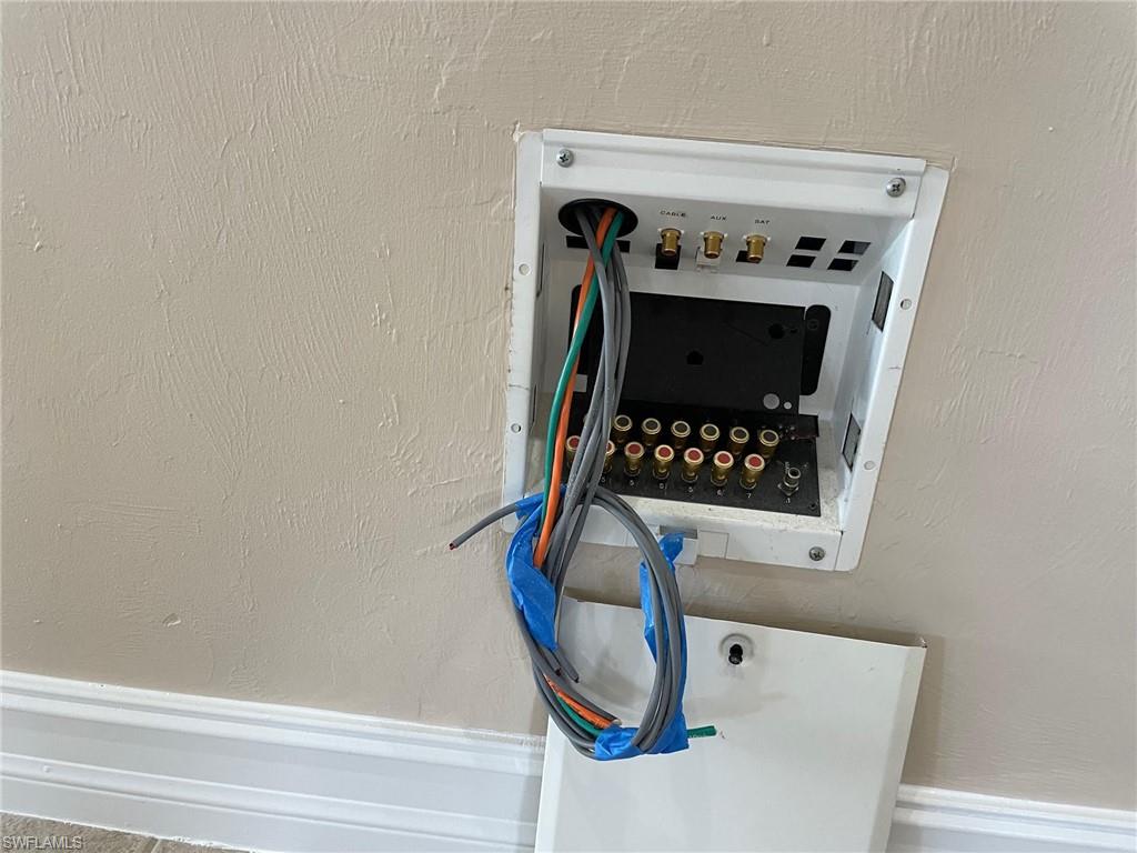 6082 Divot Court Naples, FL 34113 - Photo 25 of 39 a bathroom with a bathtub and mirror