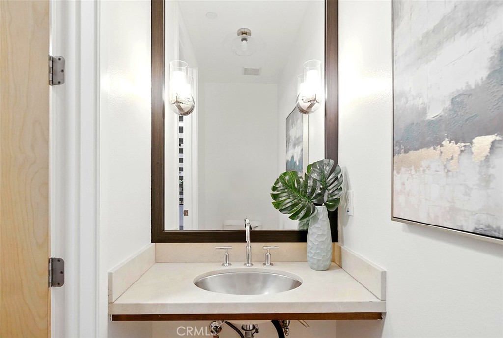 395 East 4th Street, Unit 39 Long Beach, CA 90802 - Photo 16 of 45 a bathroom with a sink and a mirror