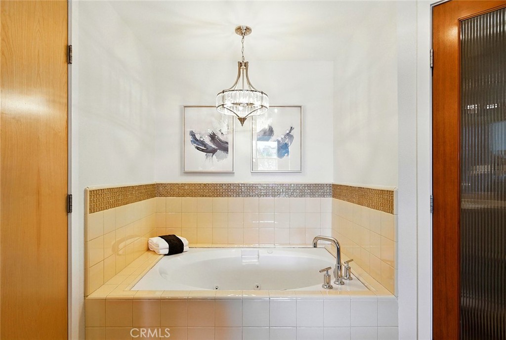395 East 4th Street, Unit 39 Long Beach, CA 90802 - Photo 28 of 45 a bathroom with a tub
