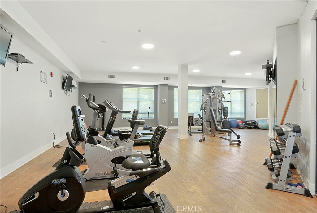 395 East 4th Street, Unit 39 Long Beach, CA 90802 - Photo 38 of 45 a view of a room with gym equipment