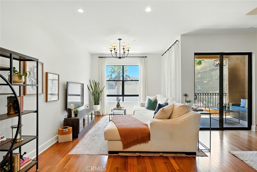 395 East 4th Street, Unit 39 Long Beach, CA 90802 - Photo 3 of 45 a bed room with two beds and a large window