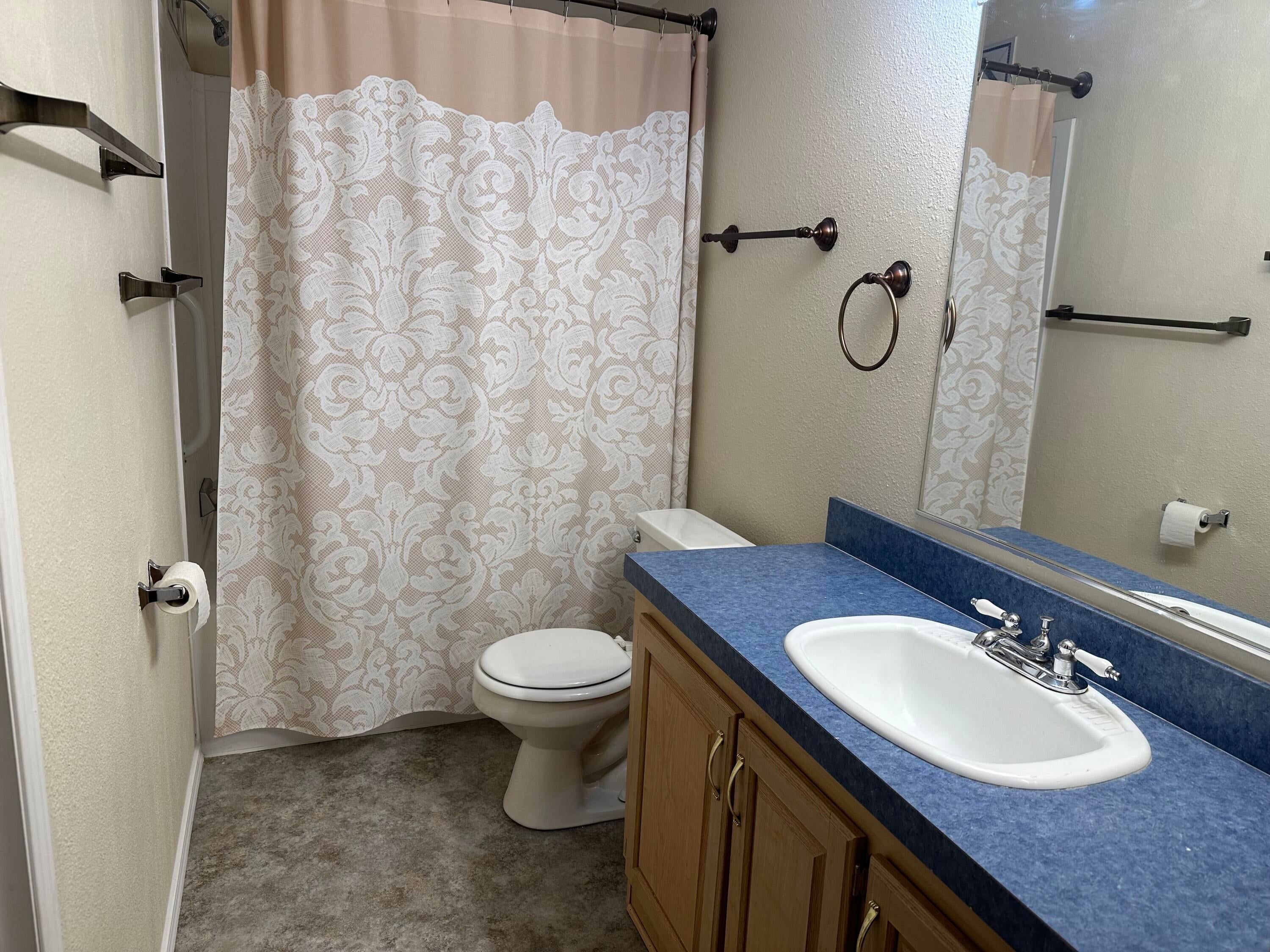 17672 Randy Court La Pine, OR 97739 - Photo 10 of 20 Primary bath