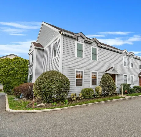 $689,000 | 12 Greenmeadow Drive, Unit 12, Babylon, NY 11702