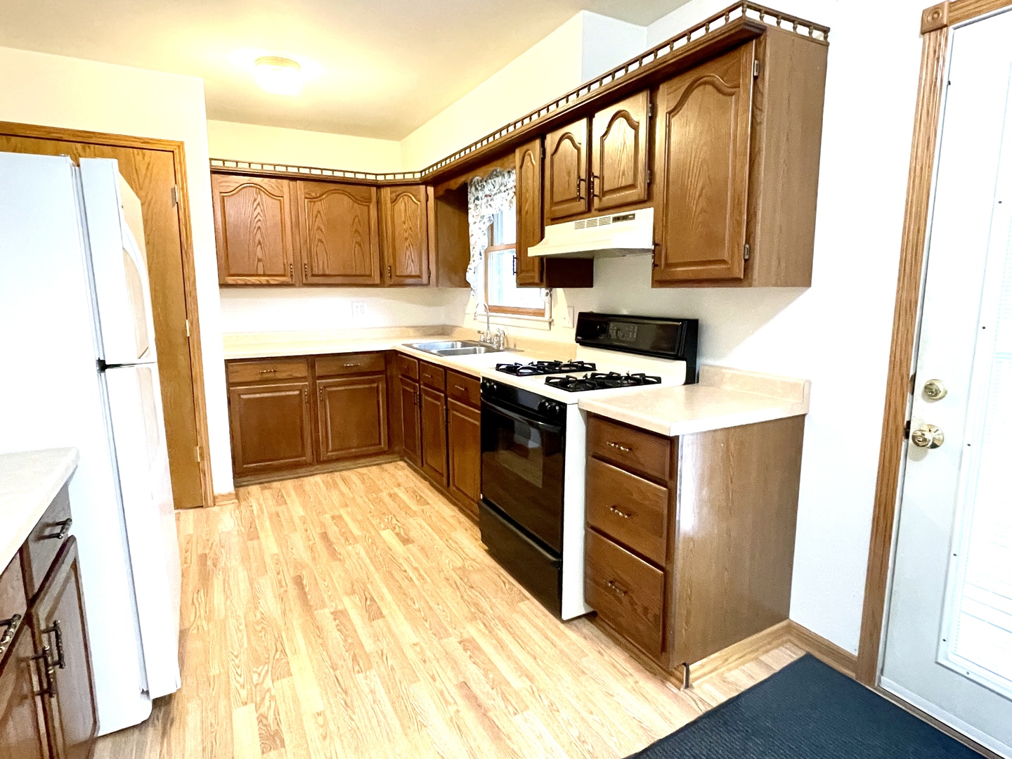 38W480 McDonald Road Elgin, IL 60124 - Photo 2 of 15