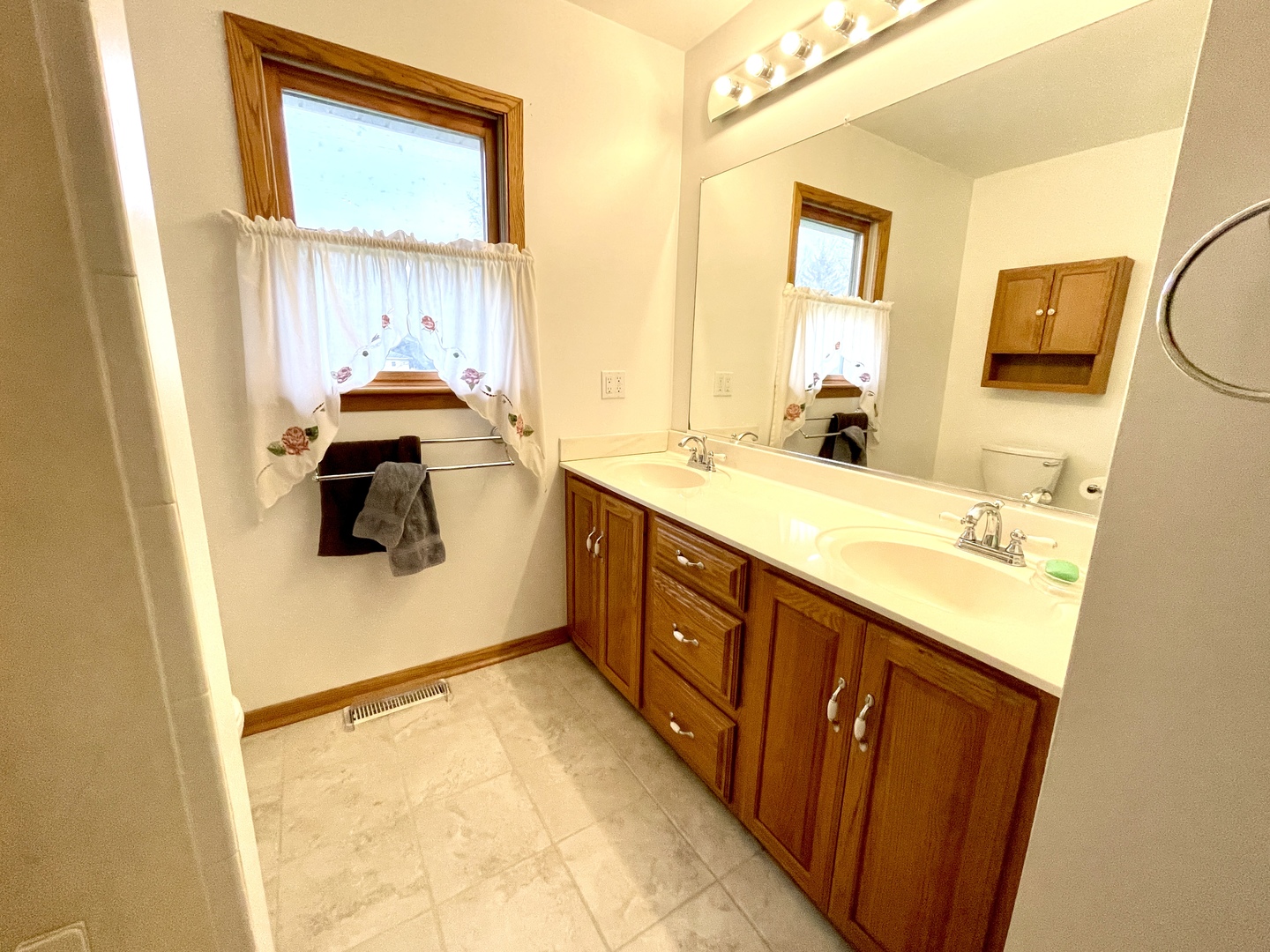 38W480 McDonald Road Elgin, IL 60124 - Photo 5 of 15