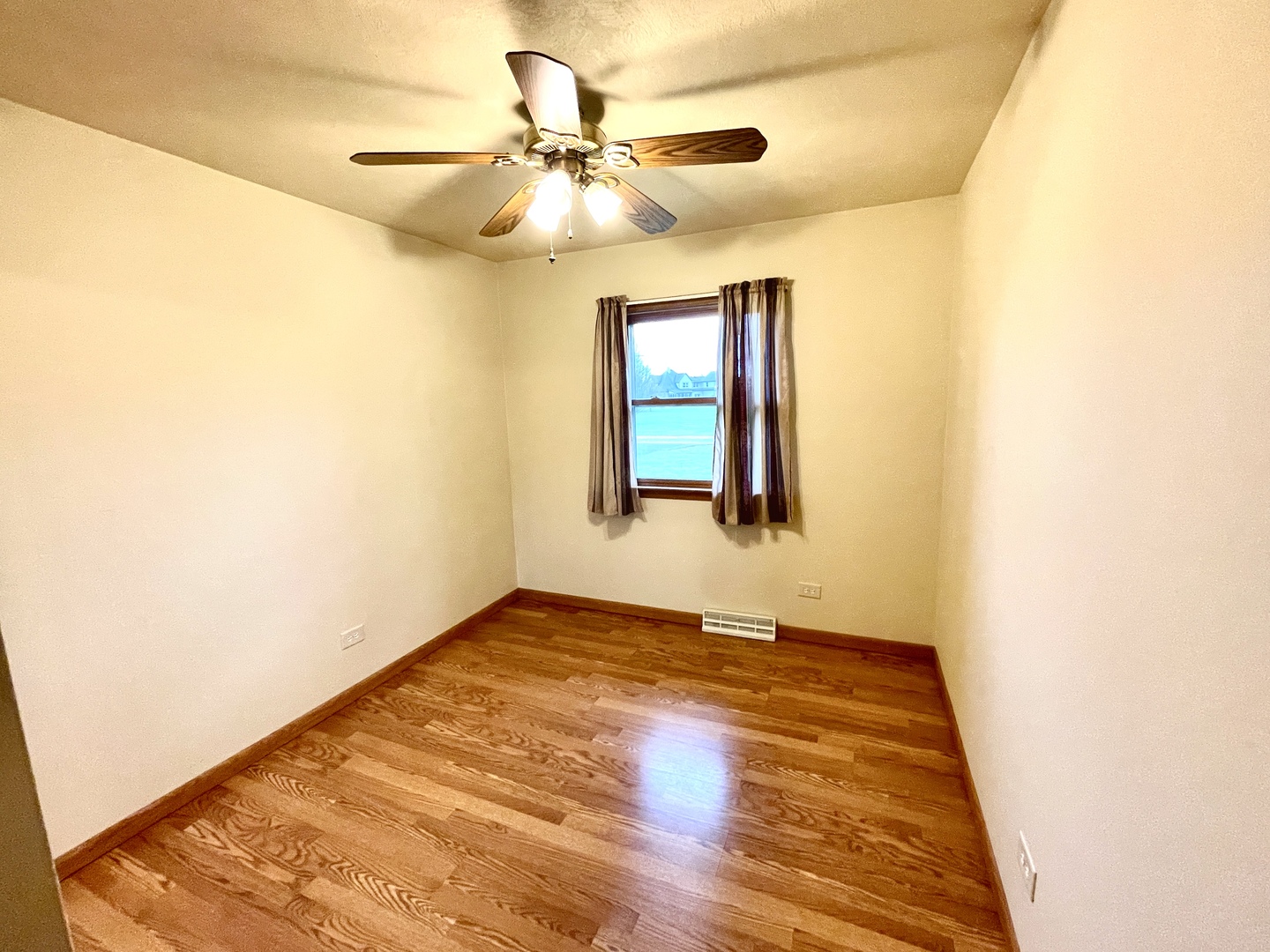 38W480 McDonald Road Elgin, IL 60124 - Photo 8 of 15